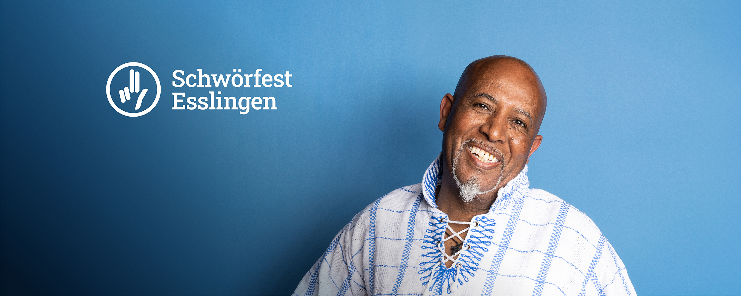 Mann lacht fröhlich in die Kamera