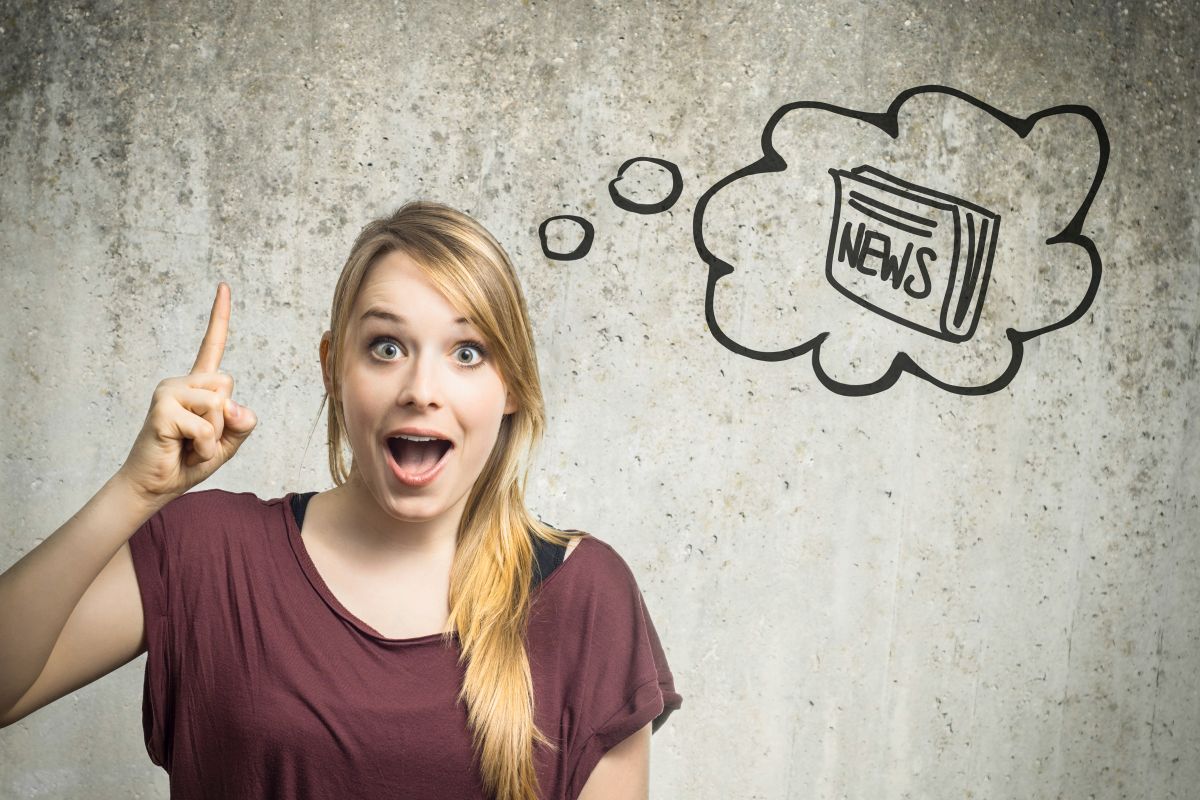 Junge Frau freut sich auf die nächsten News