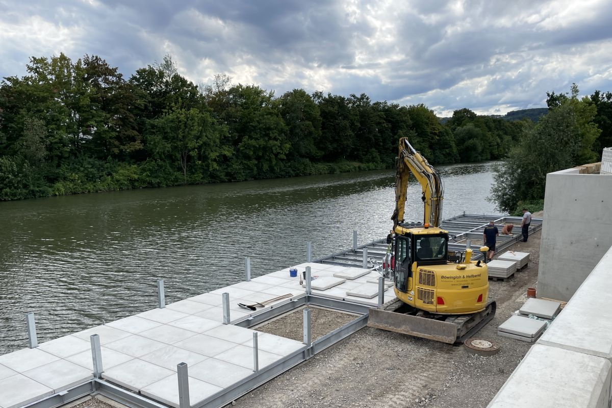 Bagger arbeitet am Stadtbalkon