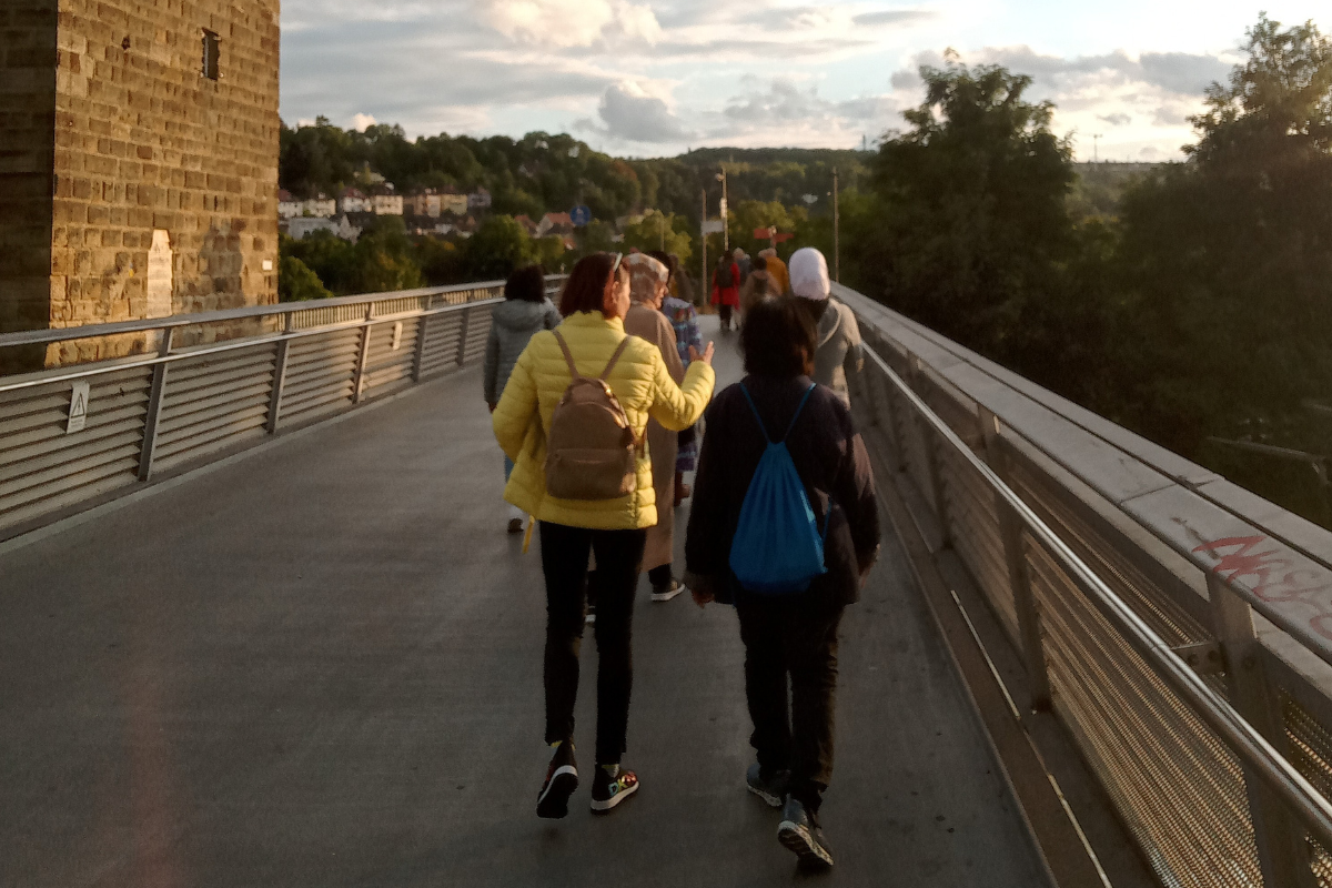 Walk, Meet and Eat Teilnehmer laufen über Brücke