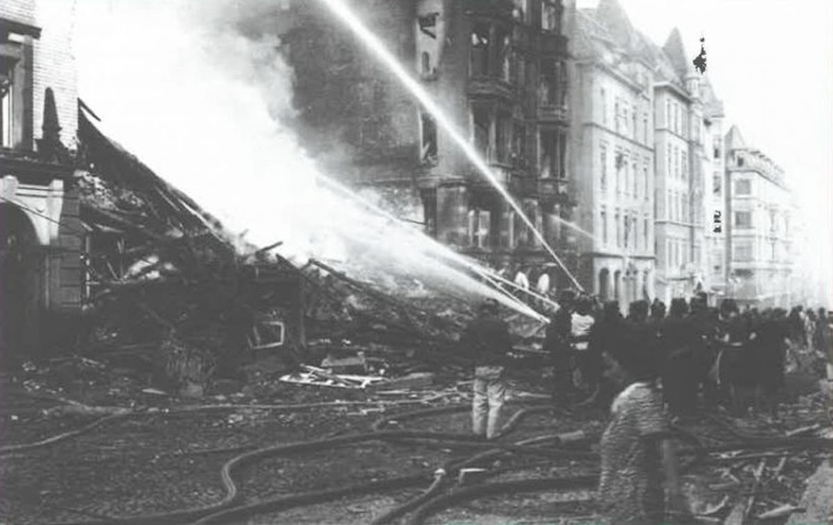 Feuerwehr löscht nach Bombenangriff in der Vogelsangstraße ©Feuerwehr Esslingen a.NN. Bombennächte