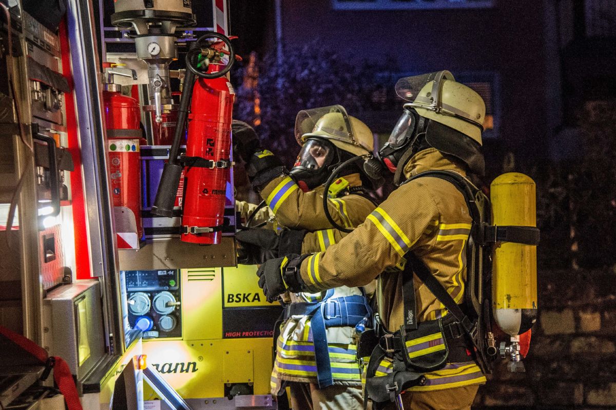 Titelbild Karriere Hauptamtliche Feuerwehr ©Feuerwehr Esslingen a.N. Feuerwehrleute in Atemschutz am Feuerwehrauto