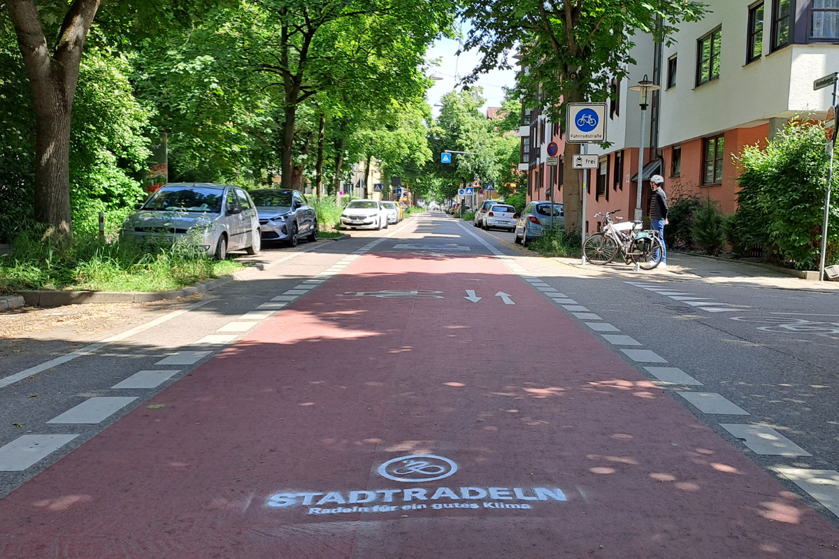 Fahrradstraße Hindenburgstraße, roter Belag, links Bäume.