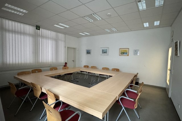 Großer raum, Tisch mit stühle im Kreis