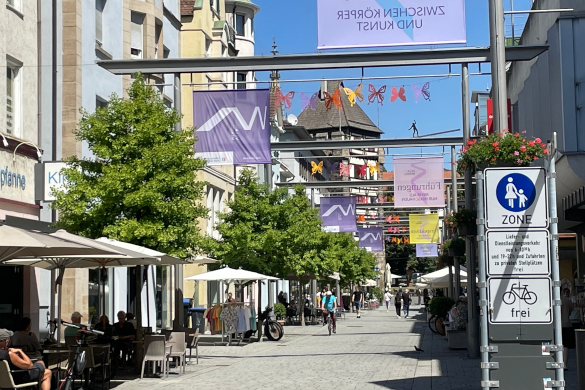 Blick in die Bahnhofstraße in Richtung Marktplatz, links ist der Schelztorturm im Hintergrund zu sehen