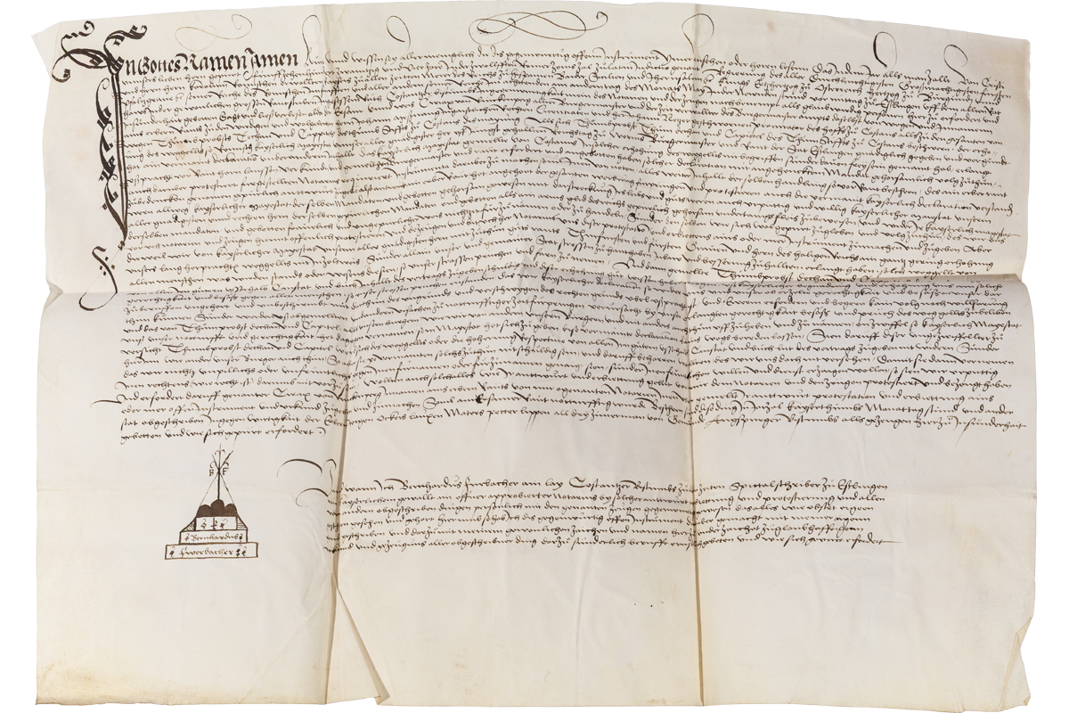 Aufgefaltete alte handschriftliche Urkunde.