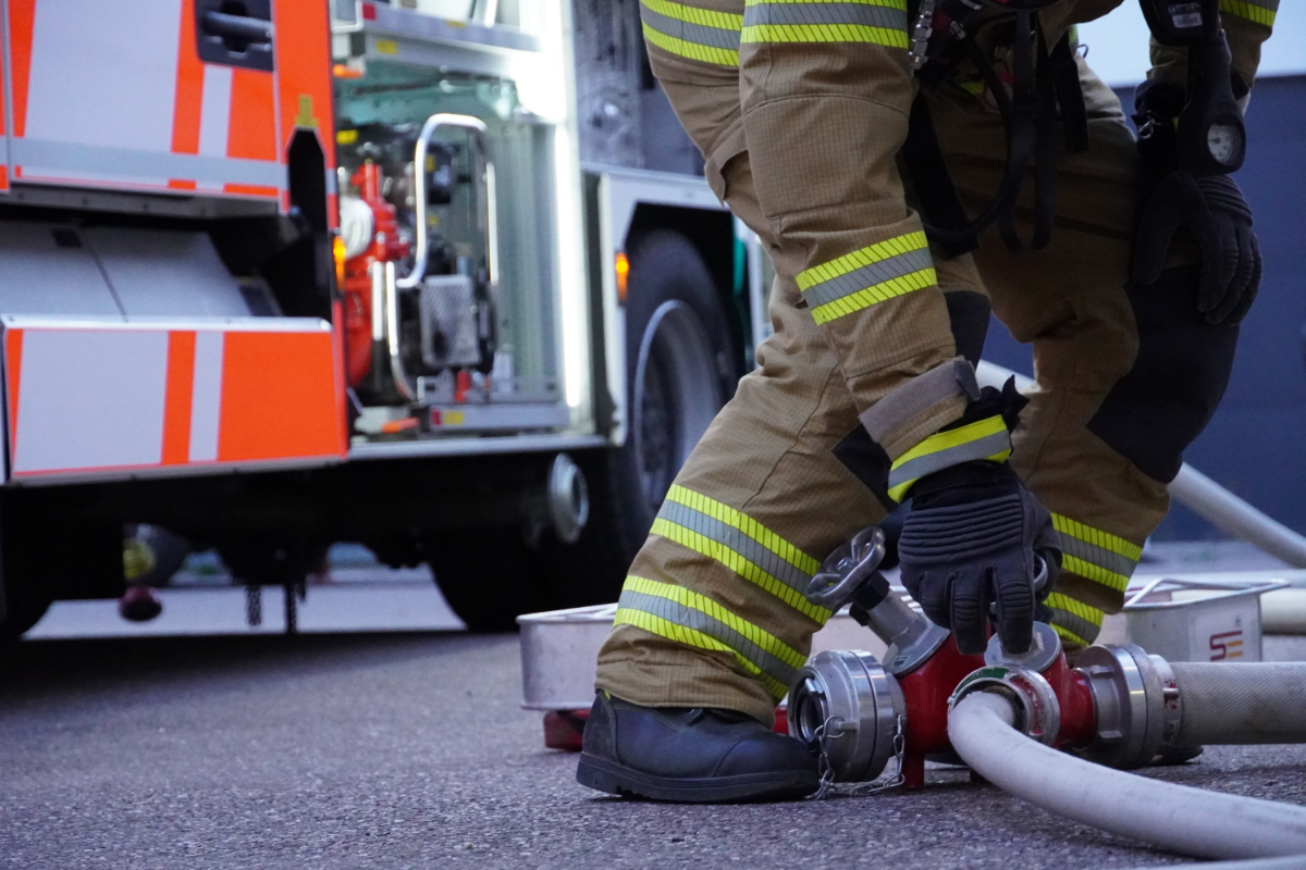 Titelbild Karriere BUFDI ©Feuerwehr Esslingen a.N. Feuerwehrmann am Verteiler