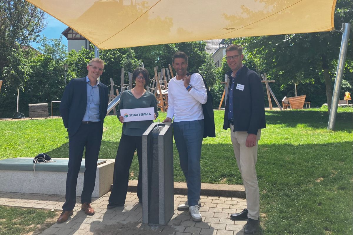 Einweihung des Trinkwasserbrunnens Dr. Katja Walther, OB Matthias Klopfer, Matthias Scheider und Jörg Zou neben dem neuen Trinkwasserbrunnen