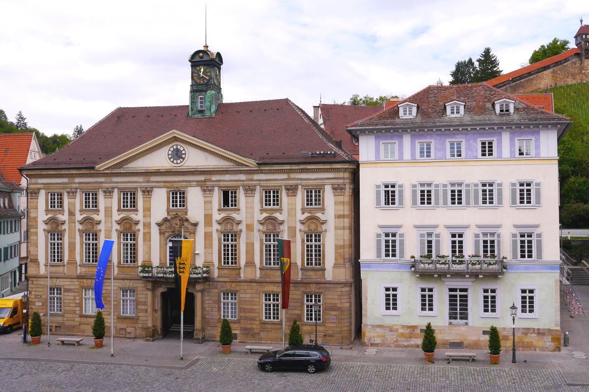 Außenansicht des Neuen Rathauses und des Dekanatgebäudes am Rathausplatz