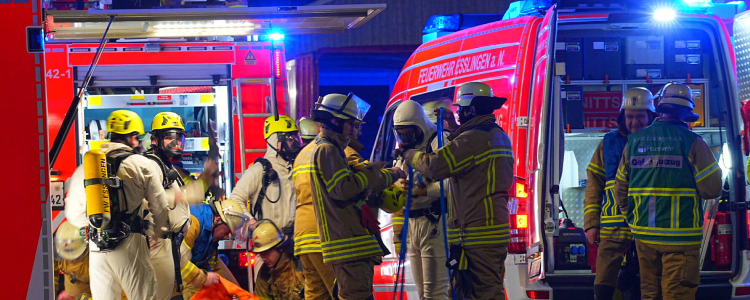 Feuerwehrleute vor Feuerwehrfahrzeug
