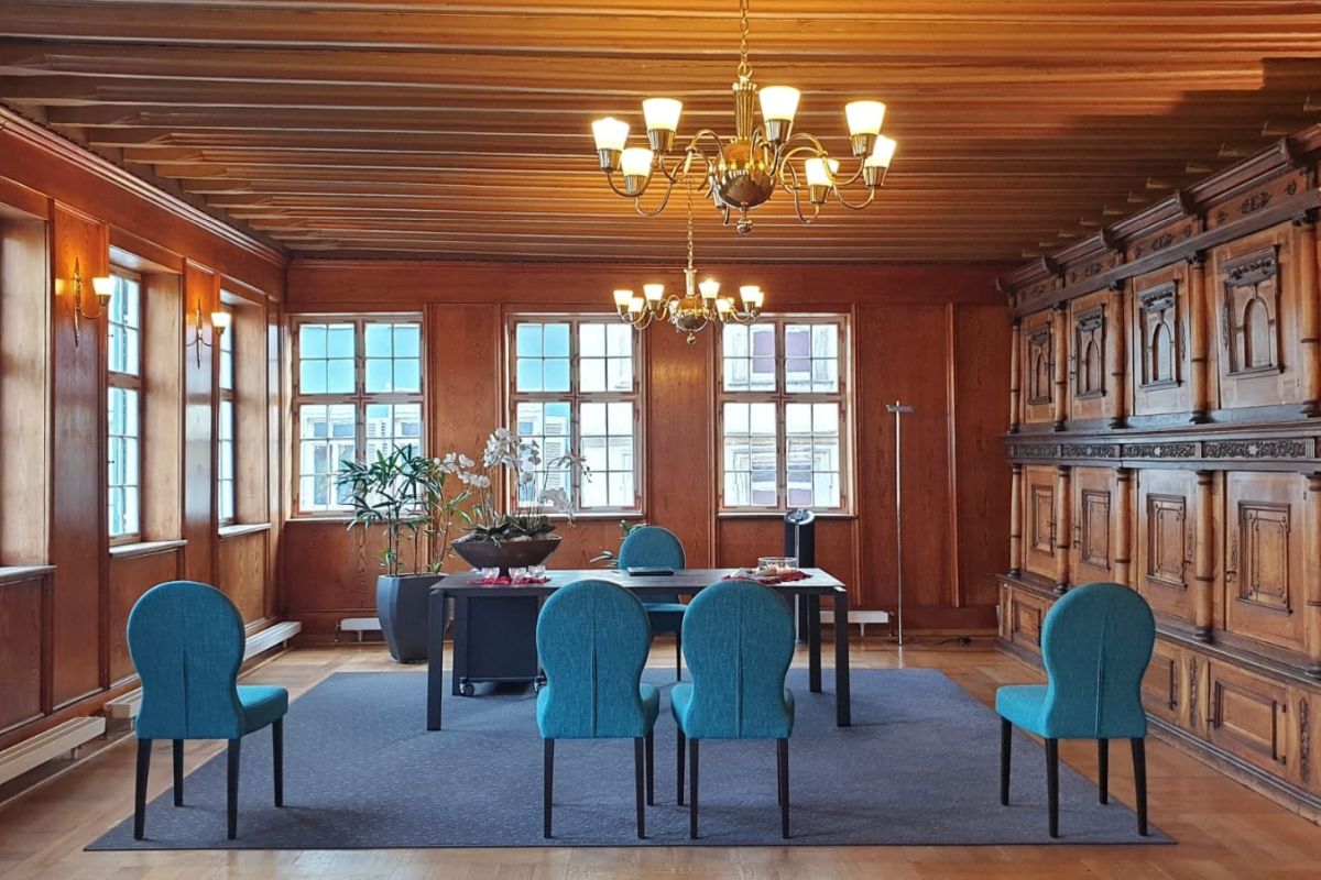 Blick in den klassischen Trausaal im Alten Rathaus