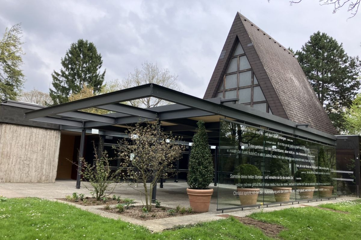 Die neue Trauerhalle auf dem Friedhof Hegensberg.