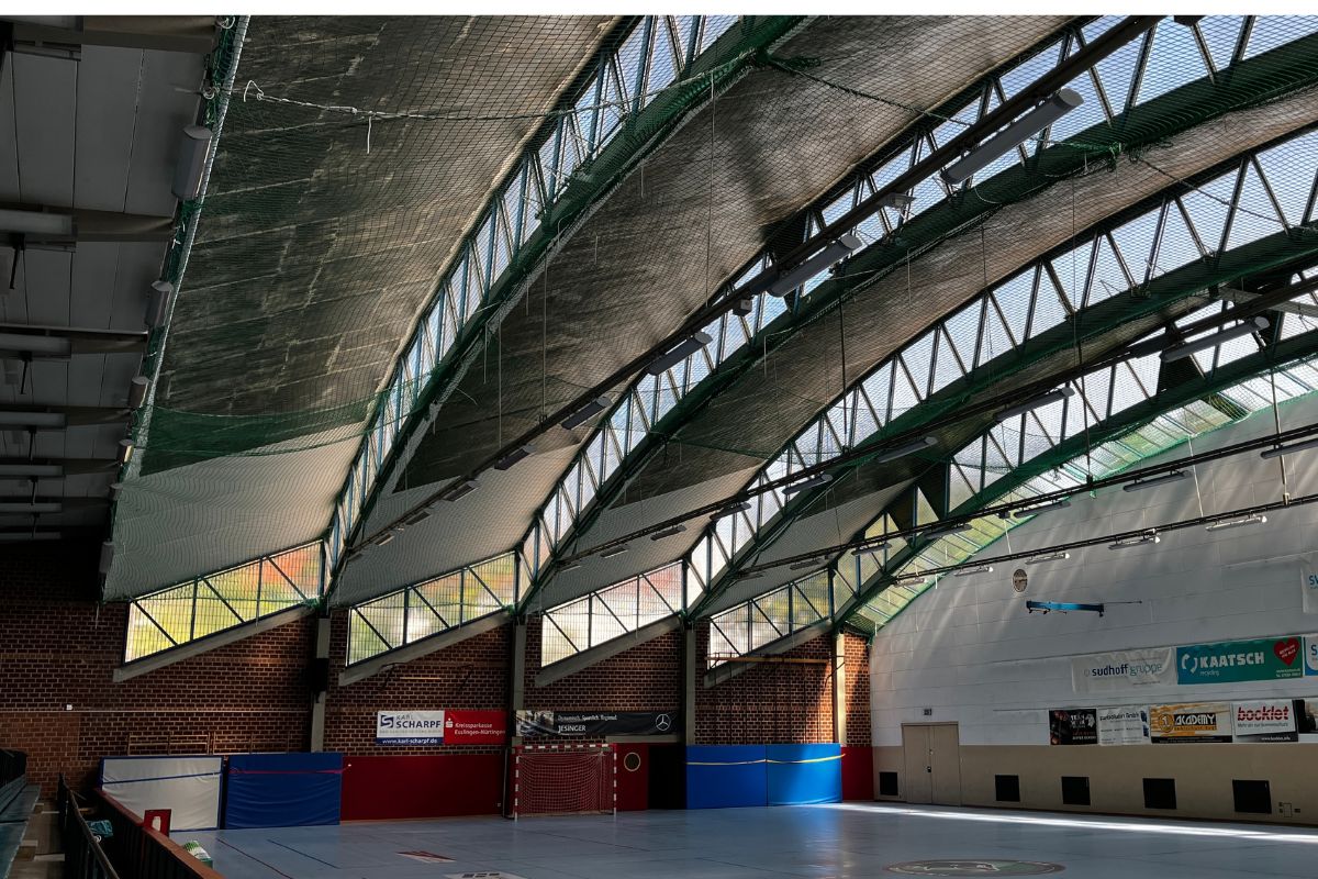 Blick in die leere Schelztorhalle mit der denkmalgeschützten Dachkonstruktion