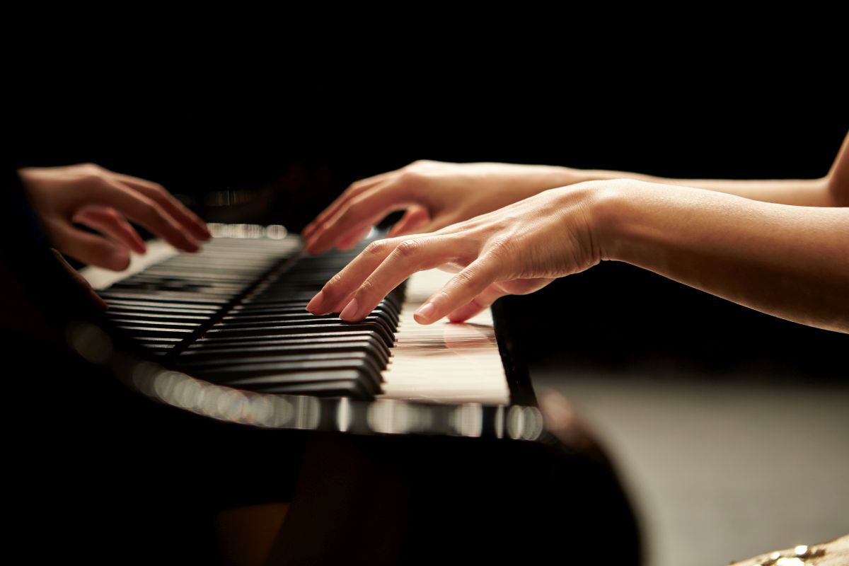 Klavier Nahaufnahme von klavierspielenden Händen