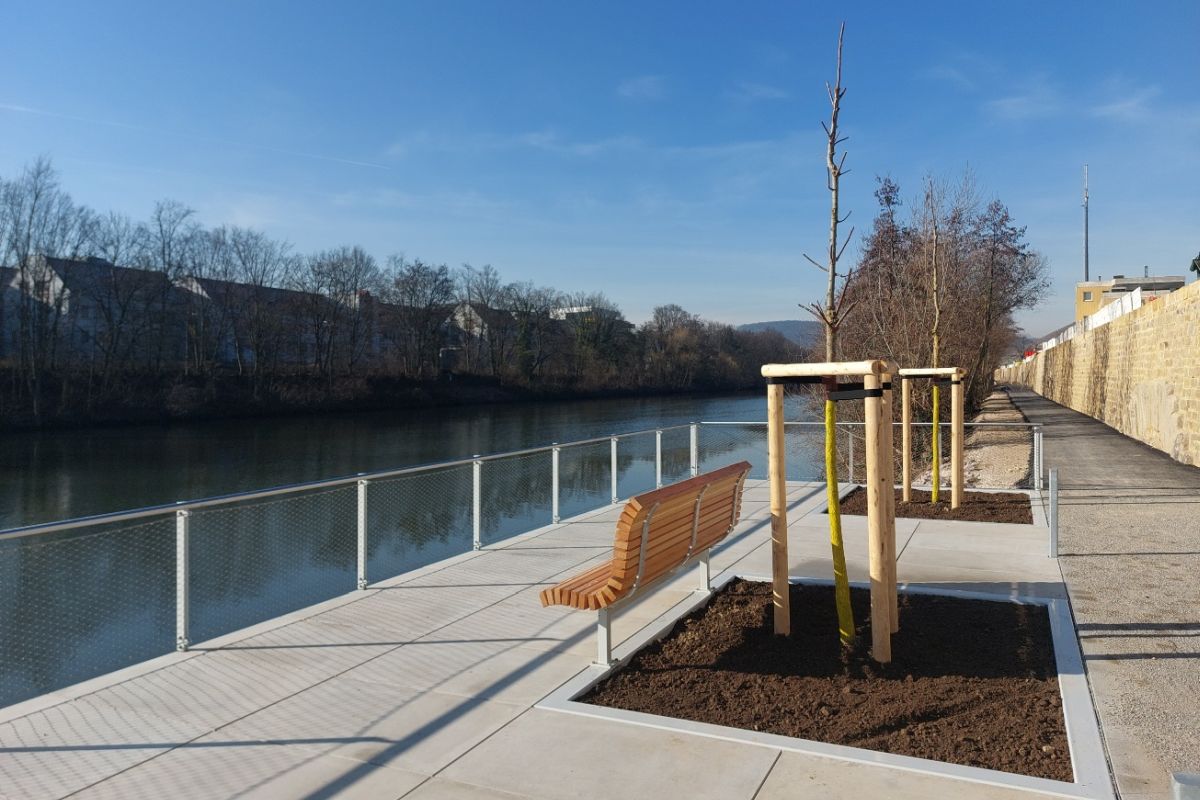 Bank auf dem Stadtbalkon