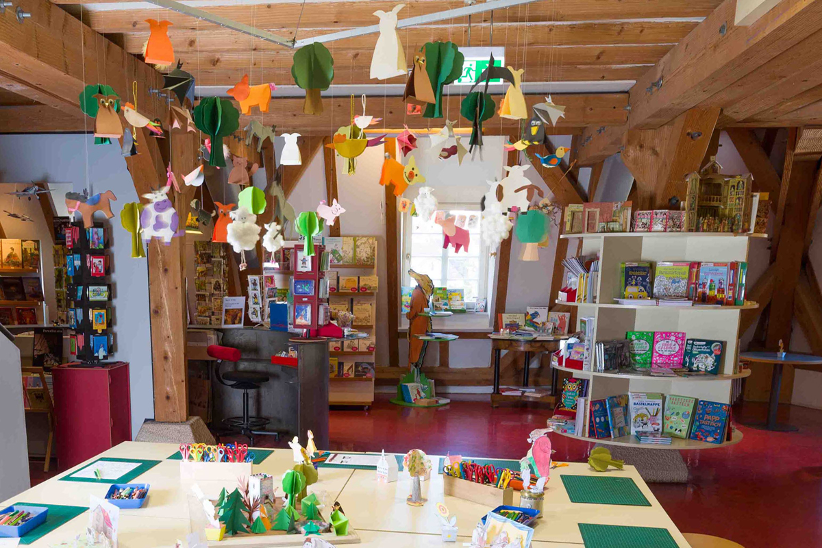 Im Schreiber-Museum: Foyer, Basteltisch, Shopbereich.