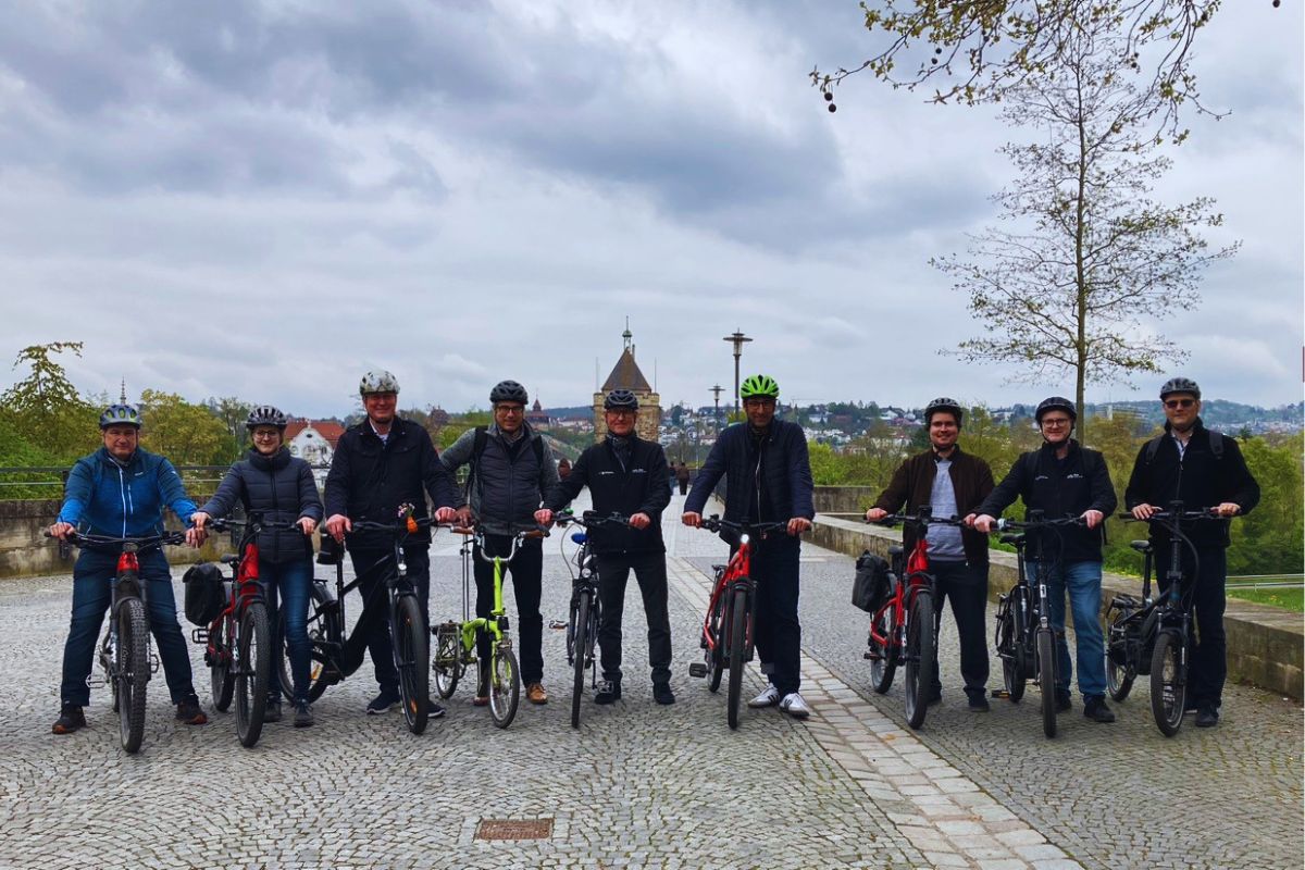 Teilnehmer der Befahrung stehen mit Fahrrädern auf der Pliensaubrücke