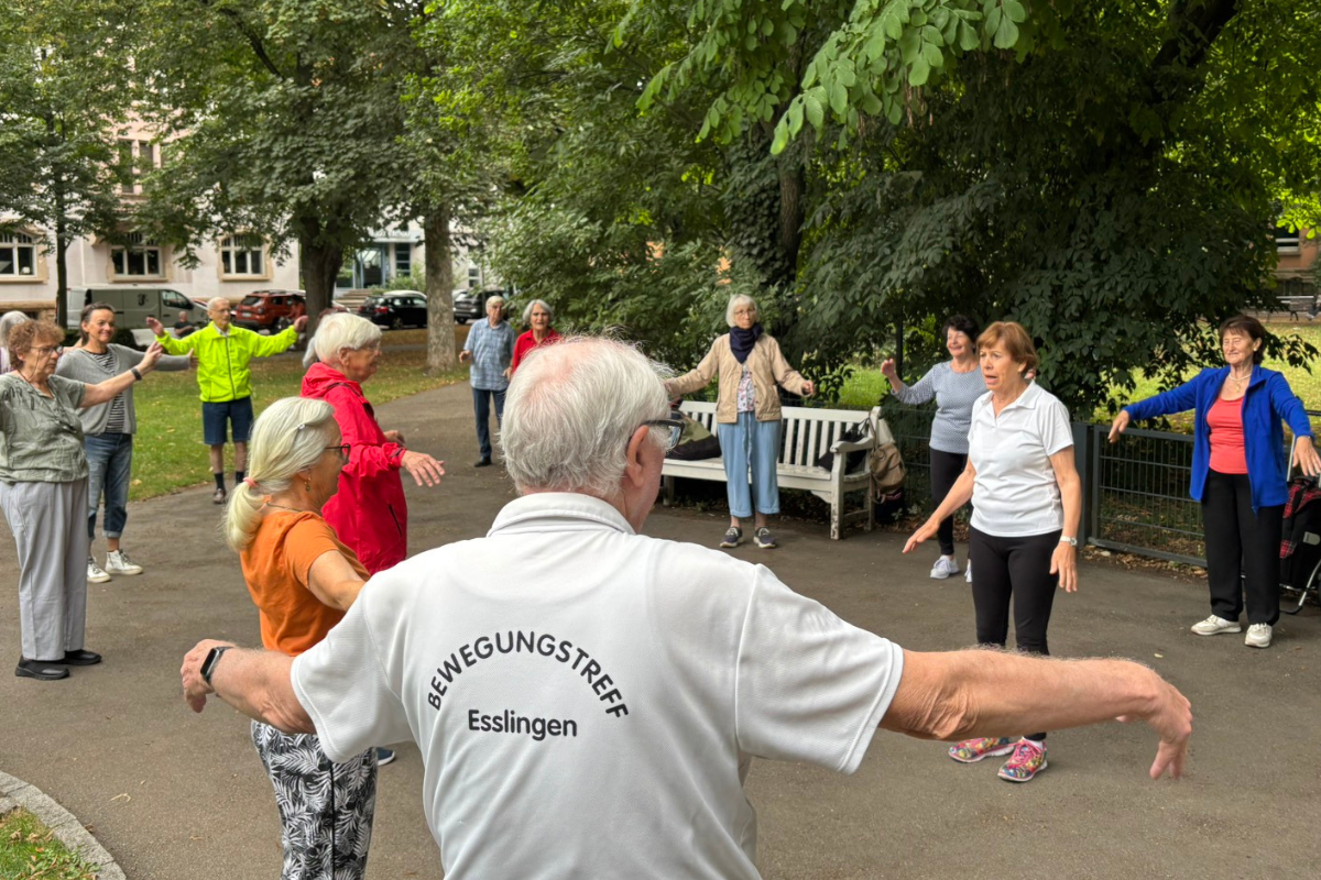 Senior:innen machen Sport im Park