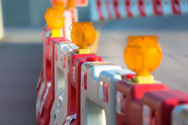 Absperrung_Baustelle © rosifan / stock.adobe.com rot-weißes Absperrgitter mit gelben Leuchten