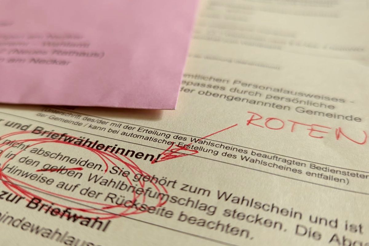 Auf dem Wahlschein wurde mit rotem Stift der Fehler eingekreist und korrigiert.