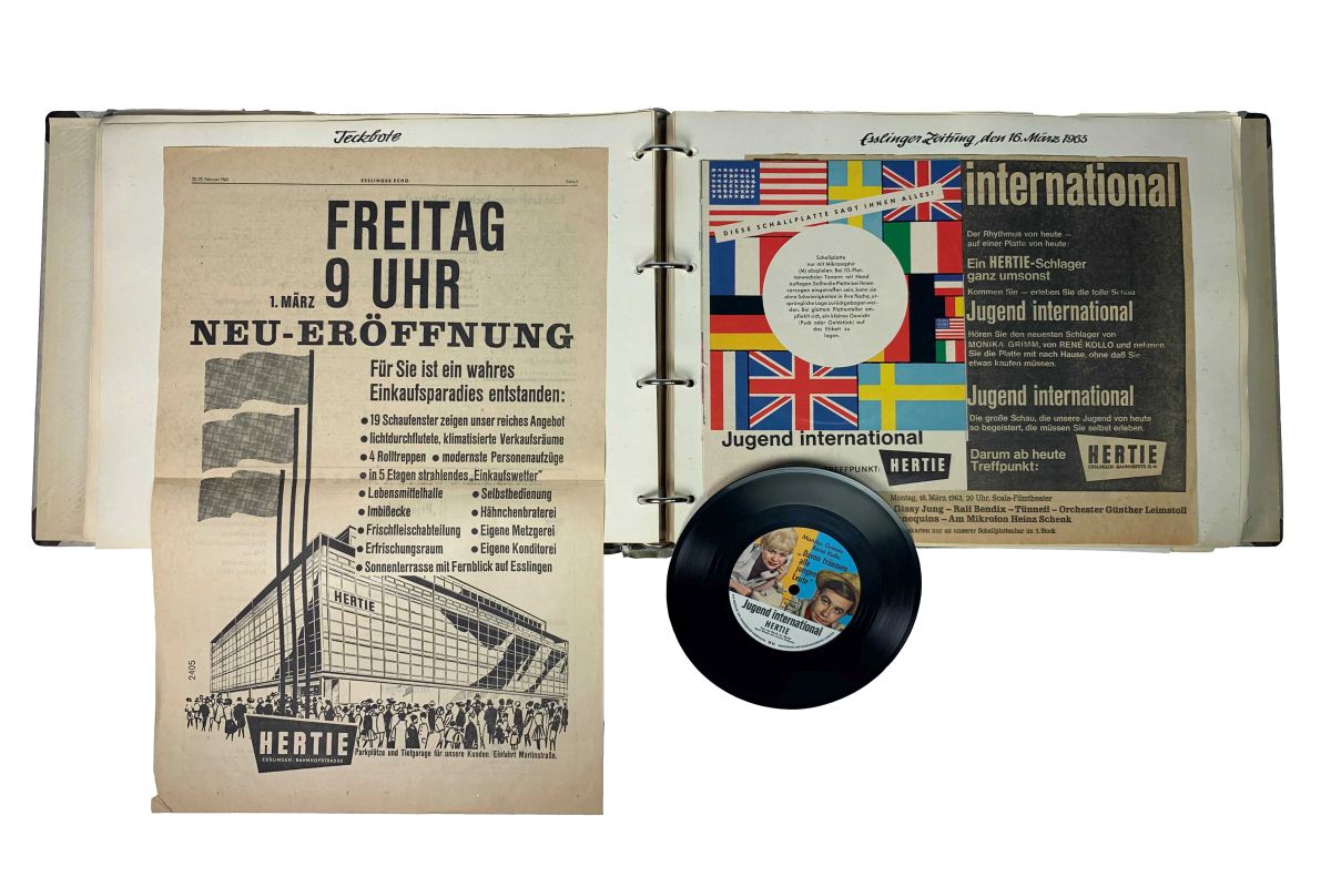 Album Blick in ein Erinnerungsalbum von Hertie-Mitarbeitenden mit Zeitungsausschnitten.
