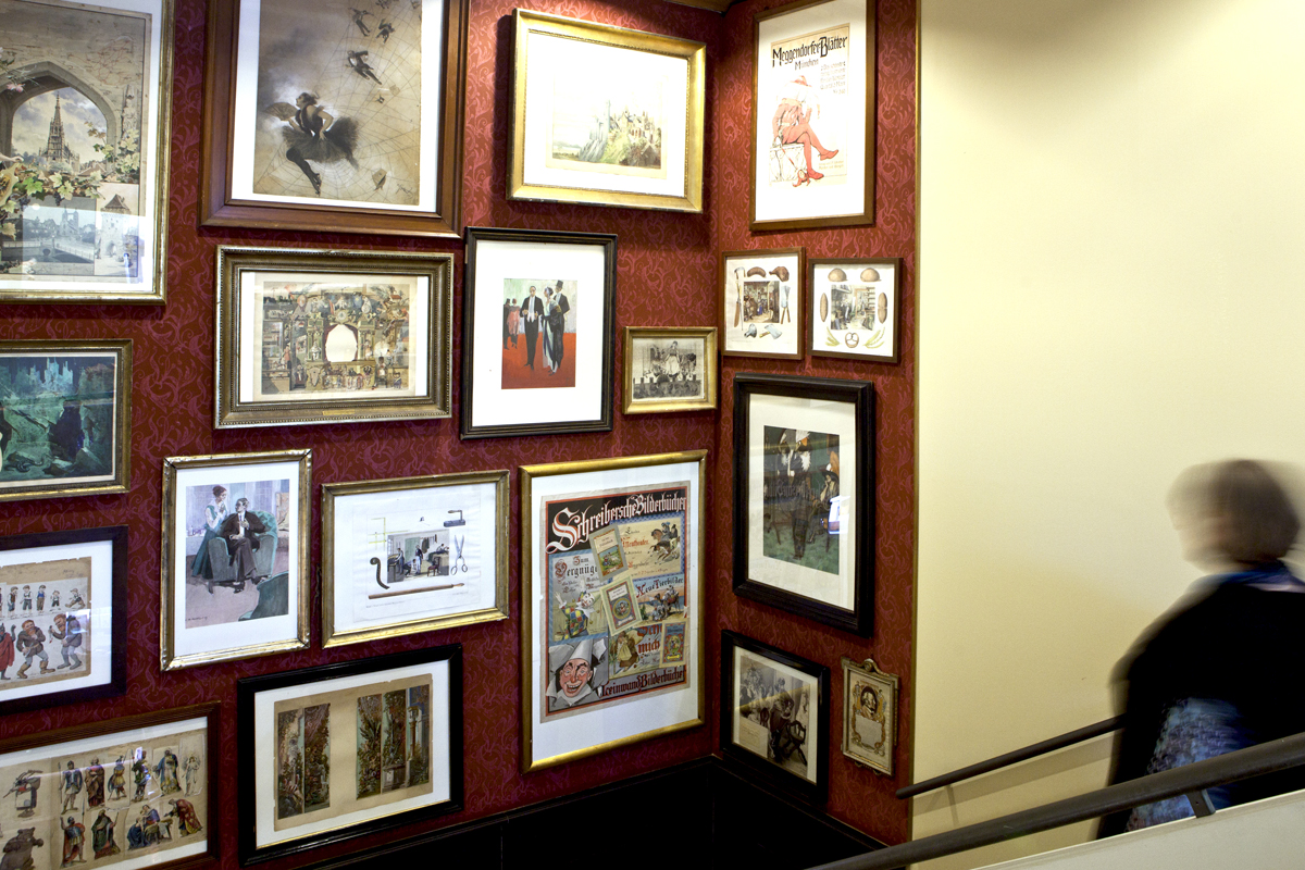 An einer Städtische Museen Esslingen/Foto: Daniela WolfWand hängen zahlreiche eingerahmte gedruckte Illustrationen und Titelseiten von Büchern. des Schreiber-Verlages.- An einer Städtische Museen Esslingen/Foto: Daniela WolfWand hängen zahlreiche eingerahmte gedruckte Illustrationen und Titelseiten von Büchern. des Schreiber-Verlages.-