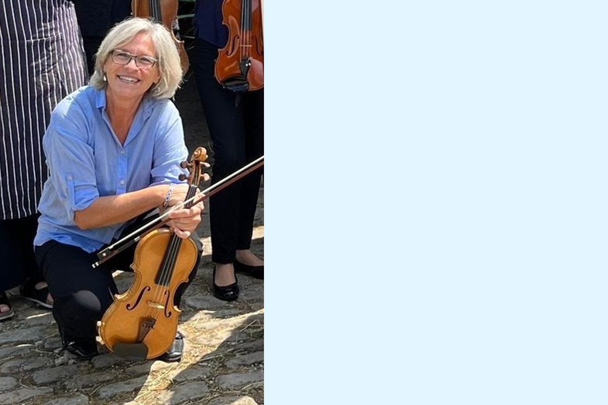 Portraitfoto Dorit Frey mit Violine