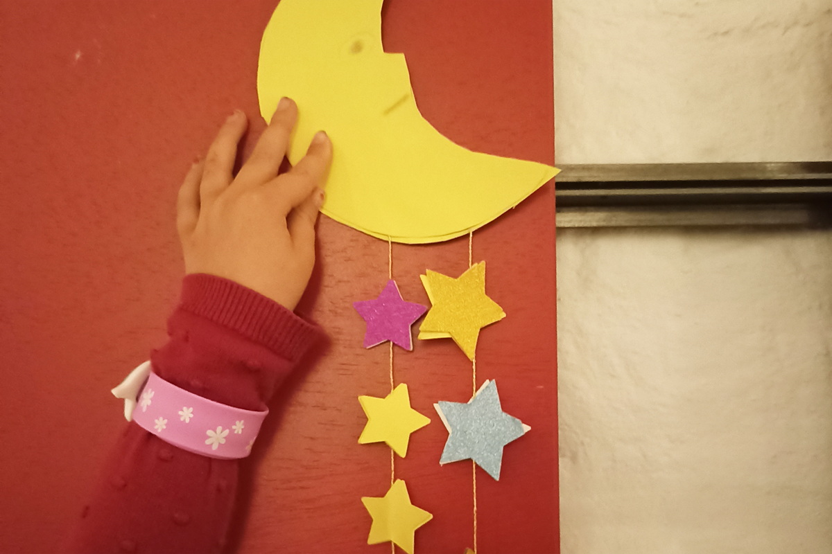 Aus Papier gebasteltes Sternmobile Aus Papier gebasteltes Sternmobile