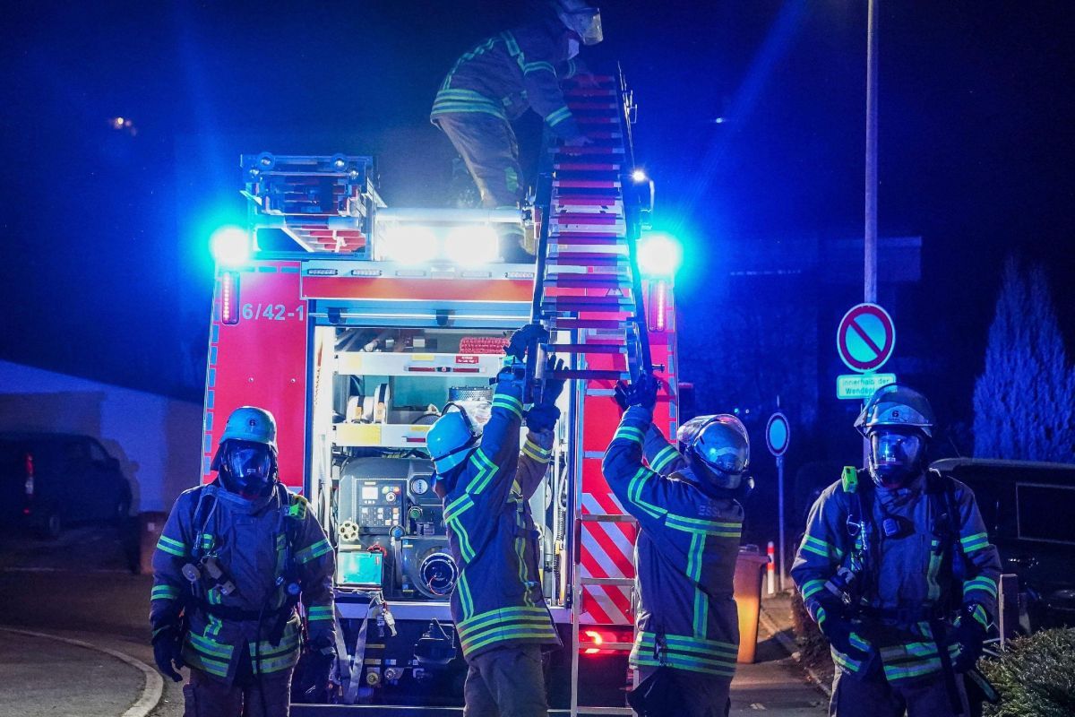 Titelbild Karriere Ehrenamt ©Feuerwehr Esslingen a.N. Feuerwehr bei einem Einsatz in der Nacht