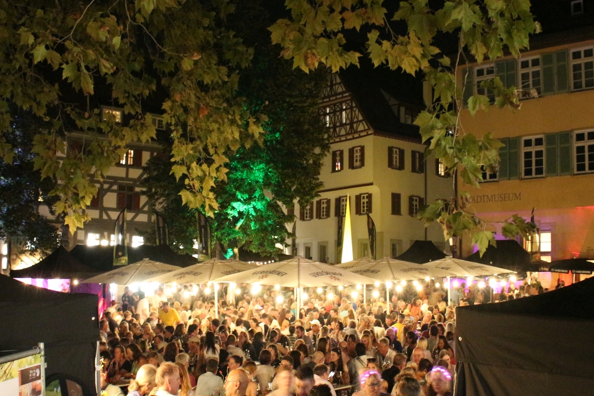 Weinlounge Veranstaltung am Hafenmarkt Hafenmarkt Weinlounge Veranstaltung am Abend