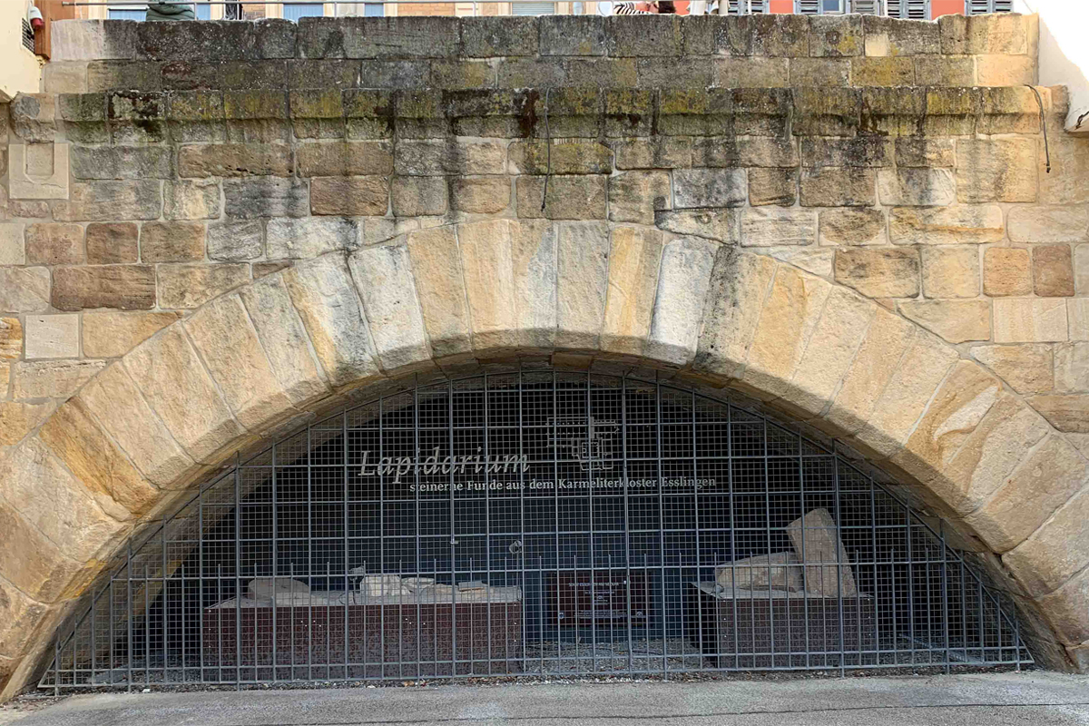 Vor einem großen steinernen Bogen der Inneren Brücke. Erkennbar sind ausgestellte Steinfragmente hinter einem Gitter. Darüber befindet sich die Beschriftung "Lapidarium". Vor einem großen steinernen Bogen der Inneren Brücke. Erkennbar sind ausgestellte Steinfragmente hinter einem Gitter. Darüber befindet sich die Beschriftung "Lapidarium".