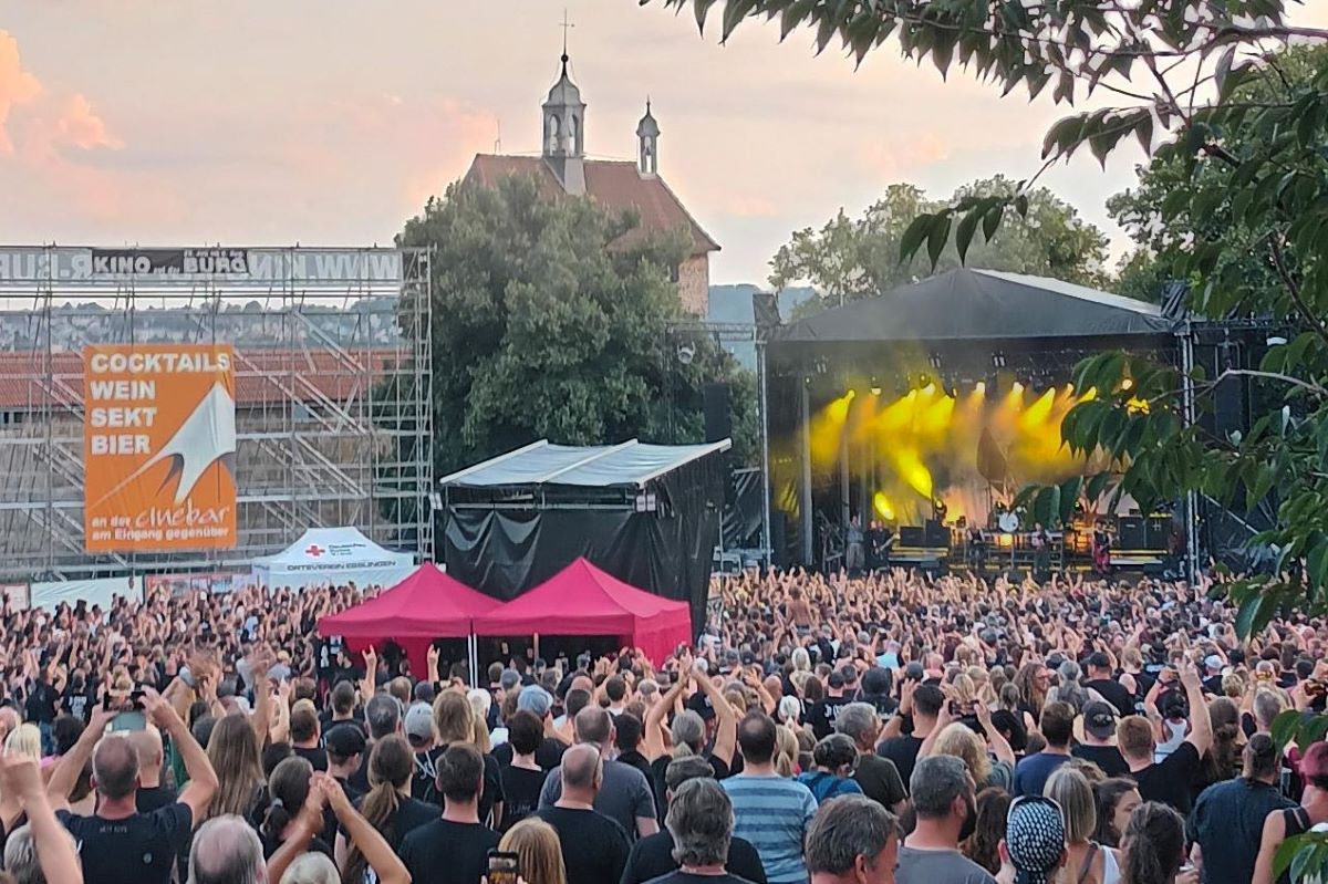 Open-Air-Konzert auf der Esslinger Burg © Kulturamt Blick auf die Konzertbühne neben der Hochwacht auf der Esslinger Burg, davor Publikum