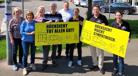 Gruppenbild mit Plakaten