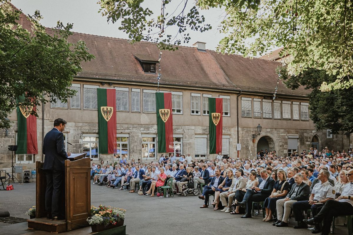 Der Oberbürgermeister spricht zur Bürgerschaft im Schwörhof