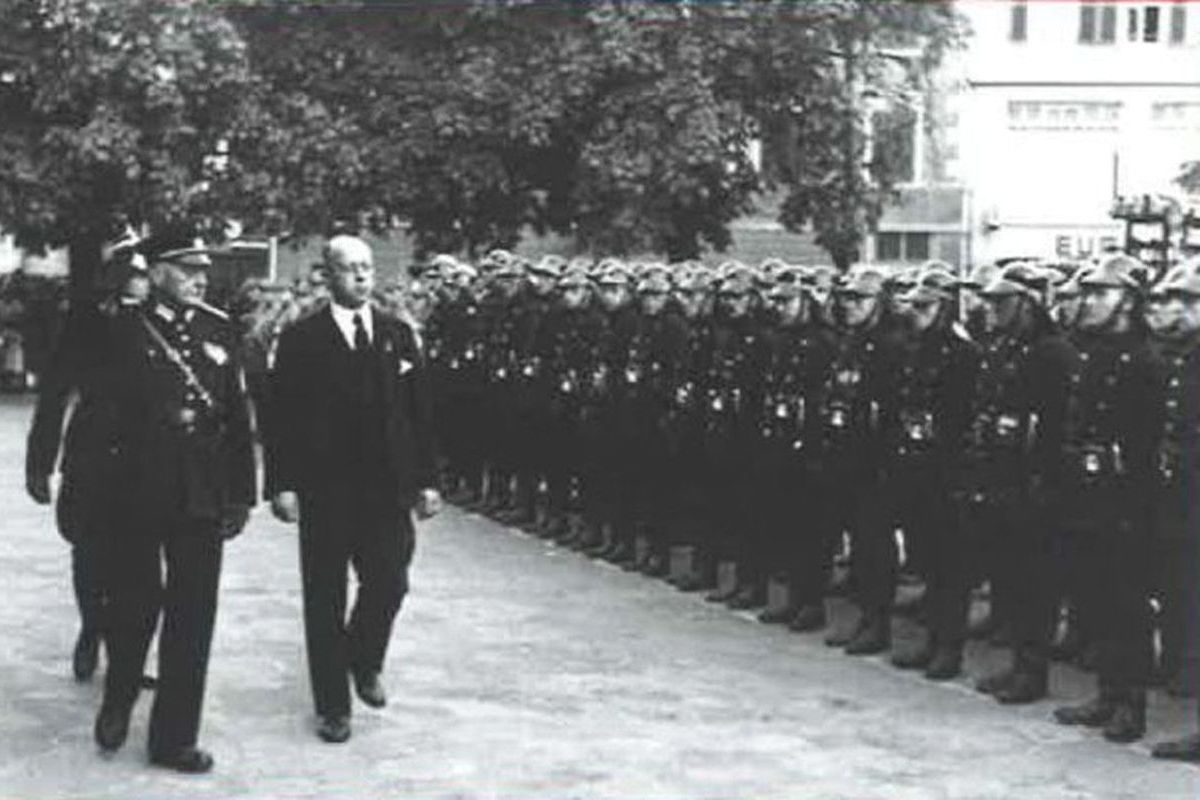 Abschreiten der Feuerwehrmannschaft 1934 durch den Oberbürgermeister Dr. Klaiber ©Feuerwehr Esslingen a.N. Veränderungen in der NS-Zeit