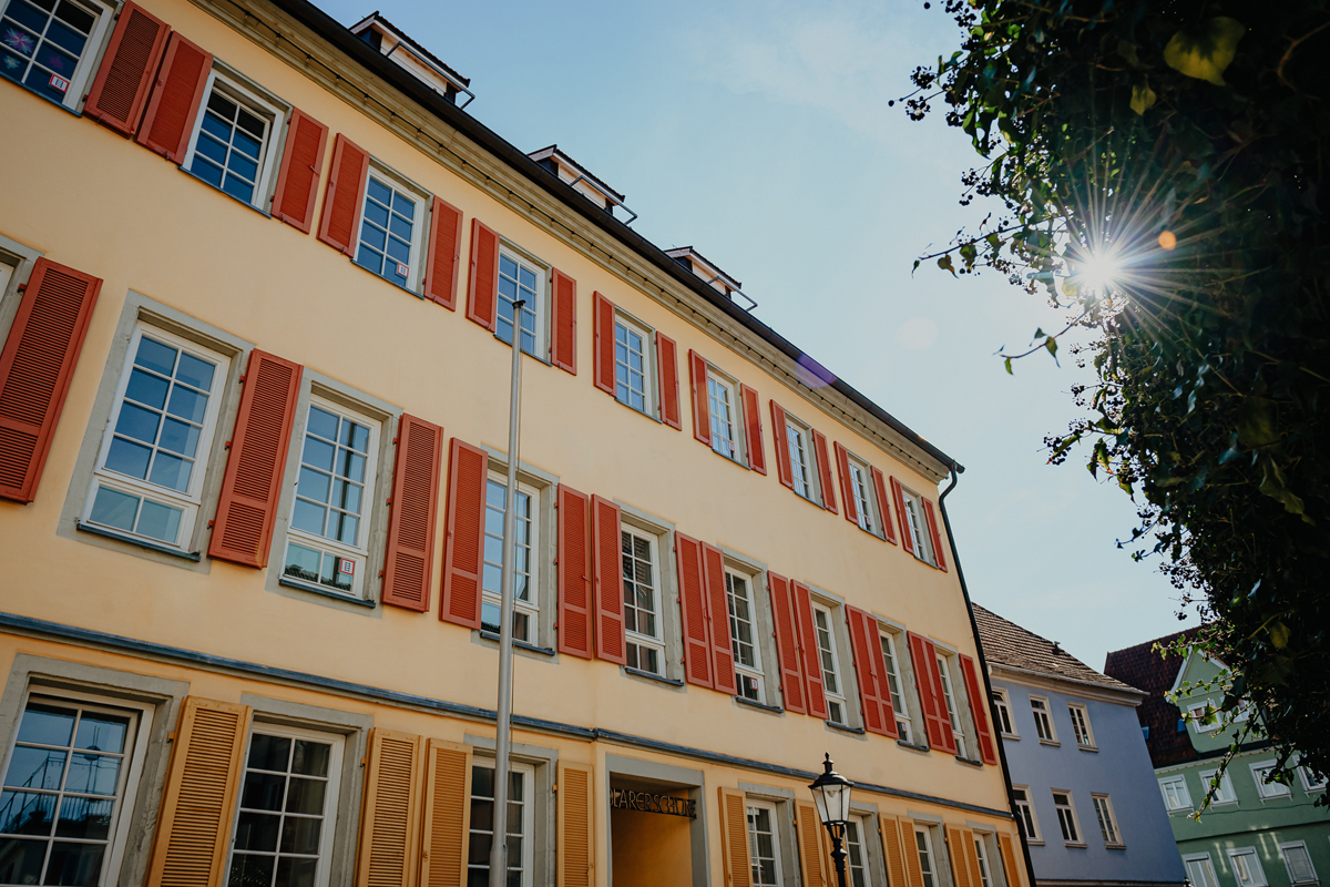 Das Musikschulgebäude im Sonnenschein