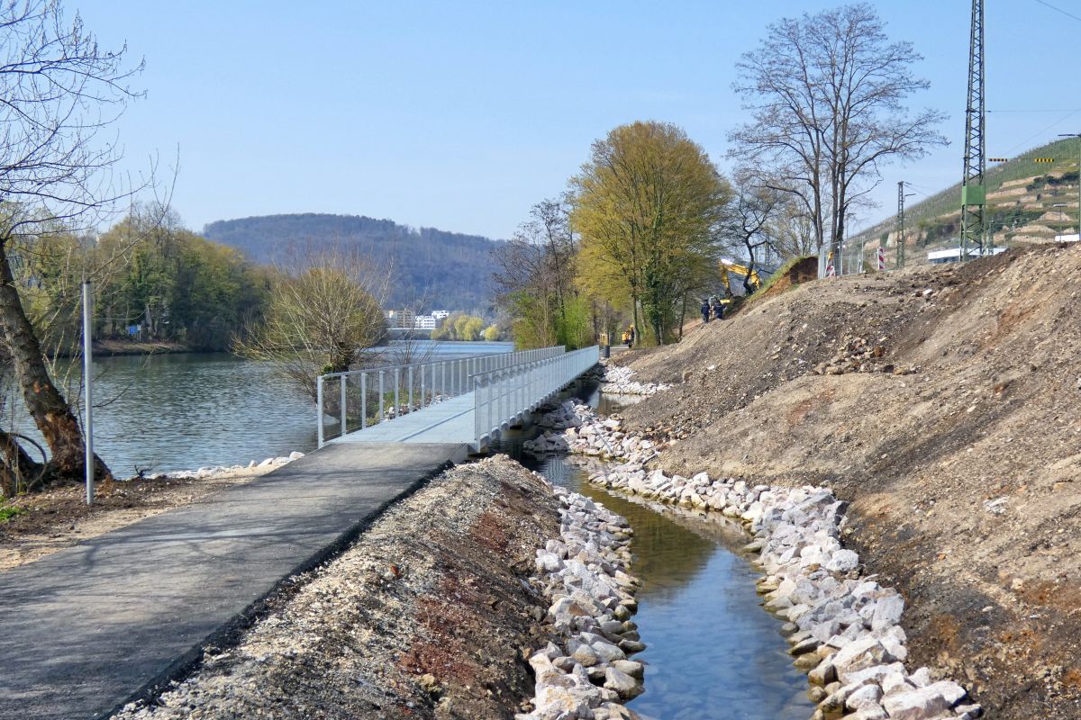 Weg am Neckar entlang über einen Steg
