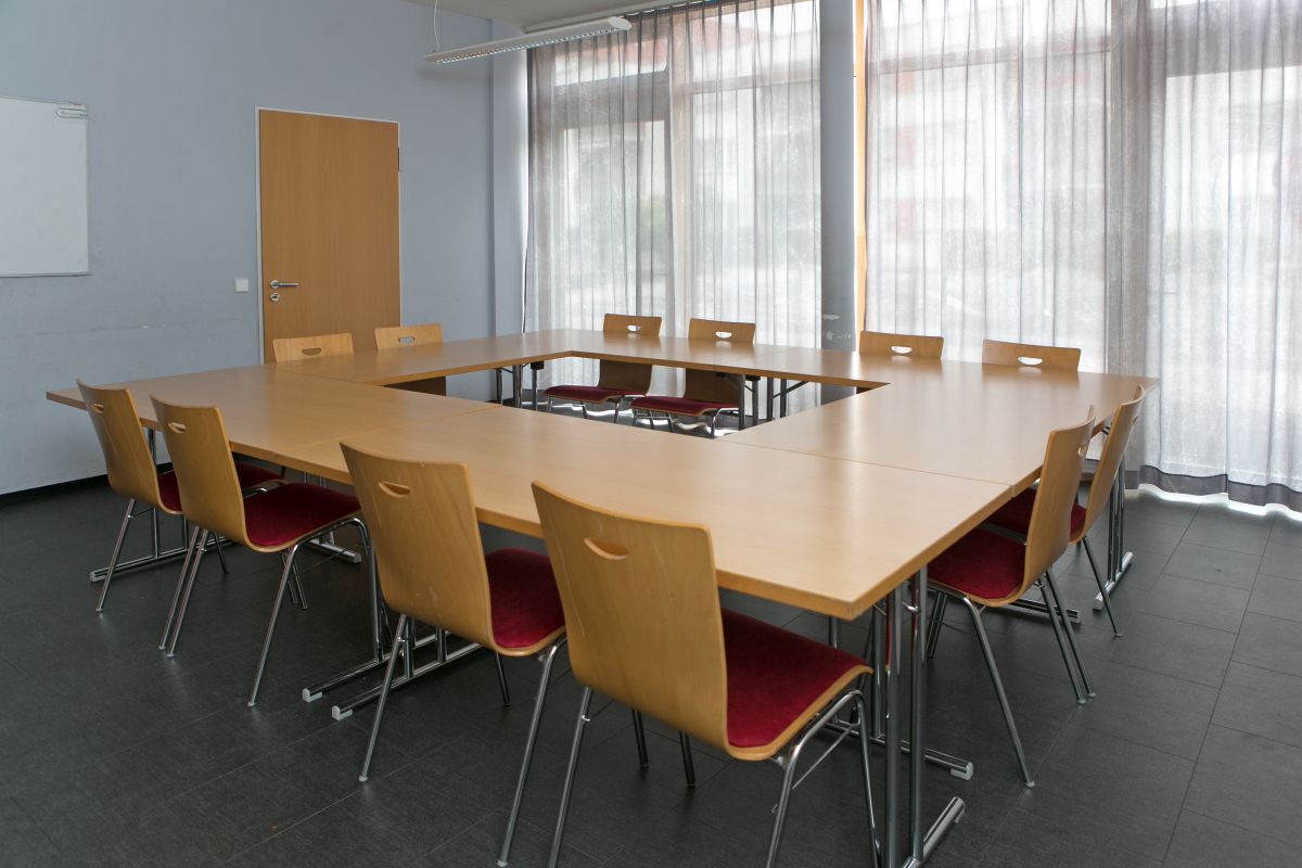 Blick in den großen Gruppenraum mit Konferenzbestuhlung.