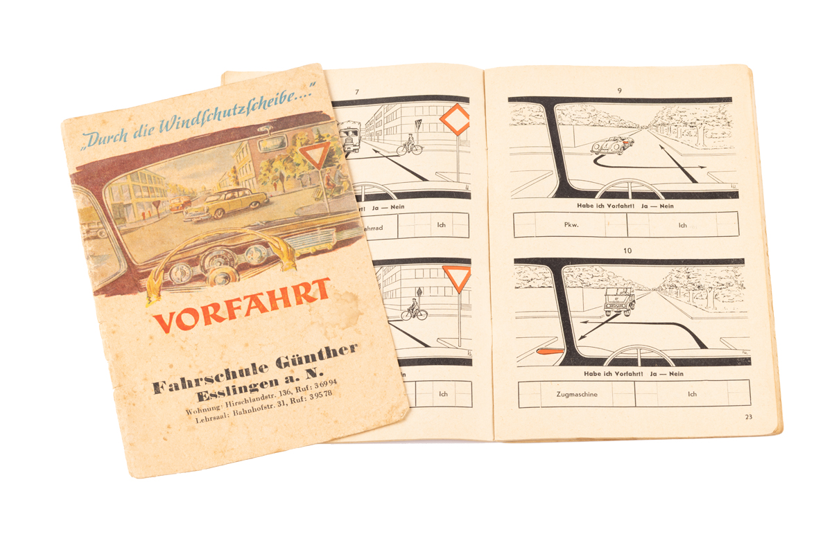 Ein Fahrschul-Heft zm Thema "Vorfahrt" mit Titelseite und zwei Innenseiten mit Zeichnungen zu verschiedenen Verkehrs-Situationen. 