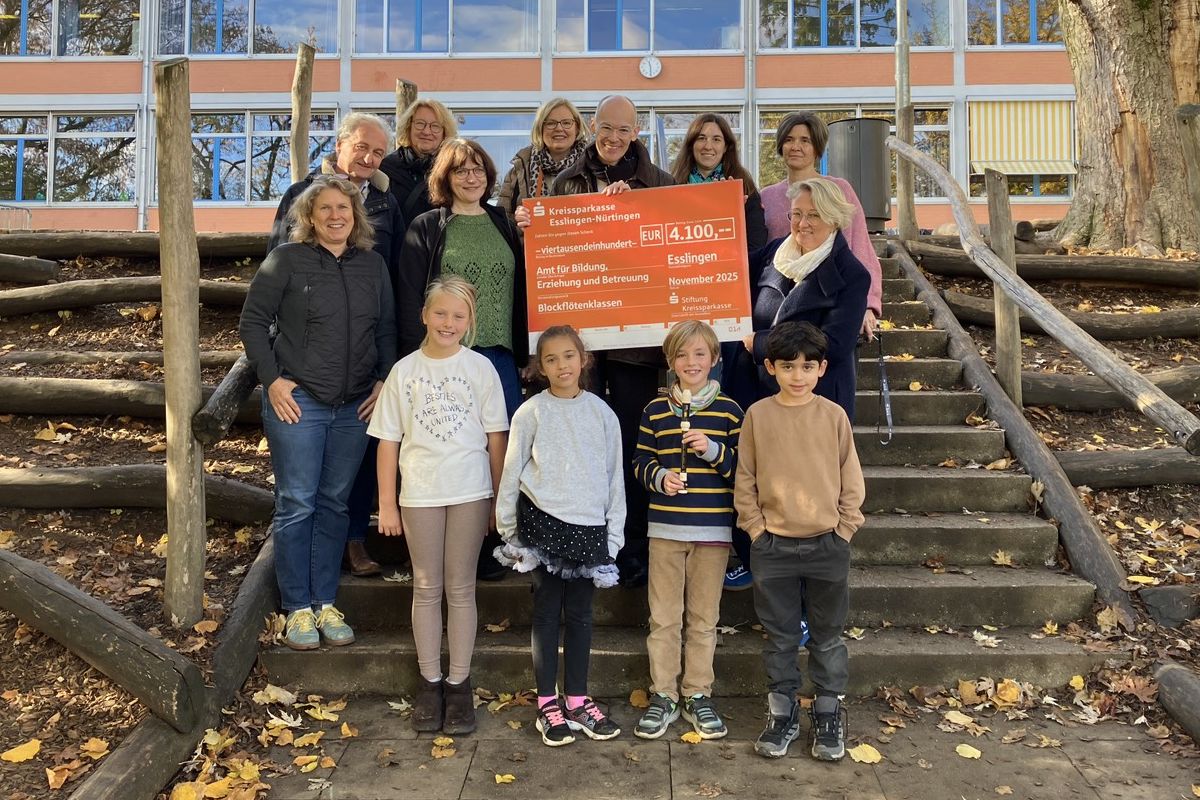 Scheckübergabe vor der Seewiesenschule