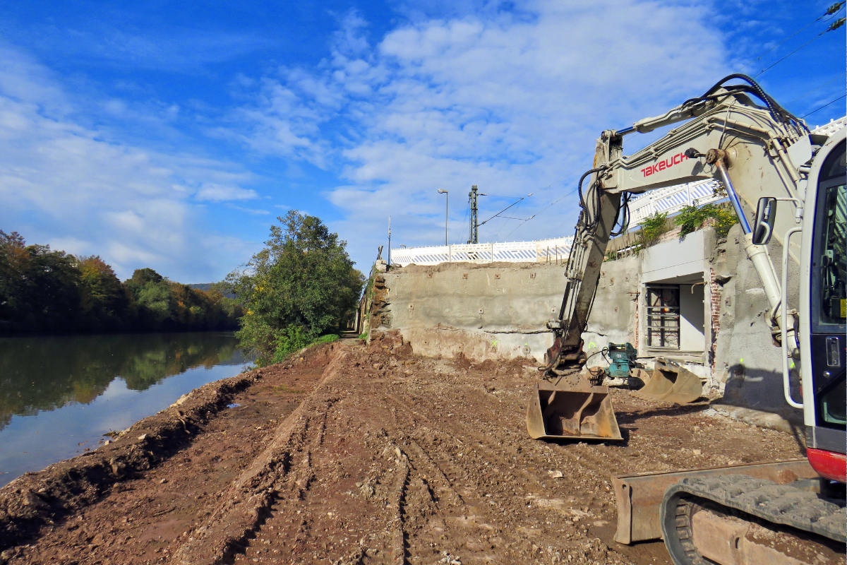 Baustelle Neckaruferpark Zu sehen ist ein Bagger in der Baugrube zwischen der Bahnhofsunterführung und dem Neckarufer