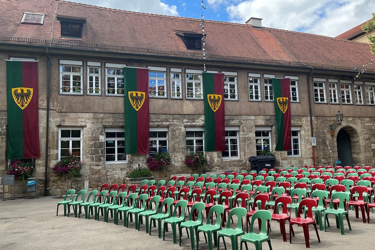 Schwörhof bestuhlt mit grünen und roten Stühlen
