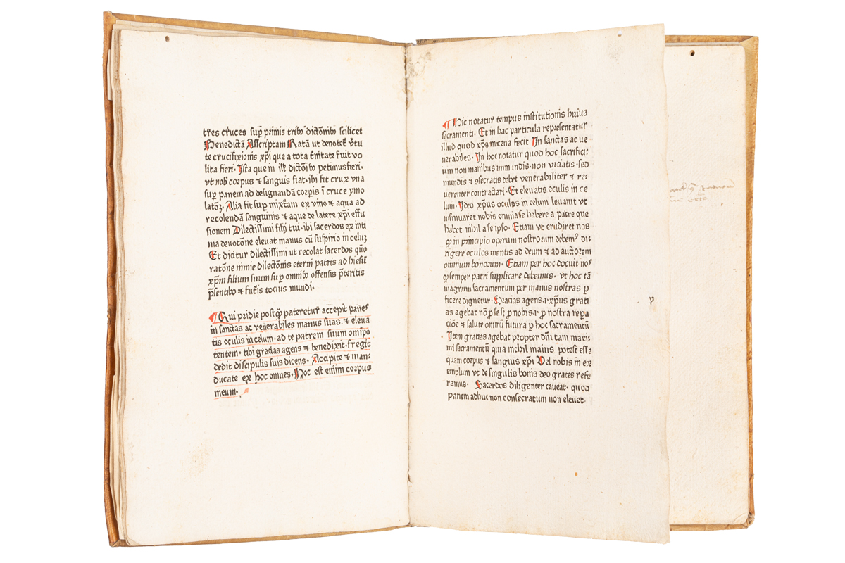 Aufgeschlagenes altes Buch. Gezeigt werden zwei eng bedruckte Seiten.