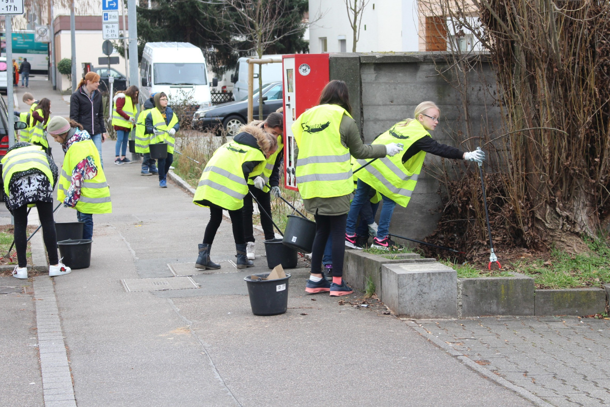 Schulklasse bei ES putzt