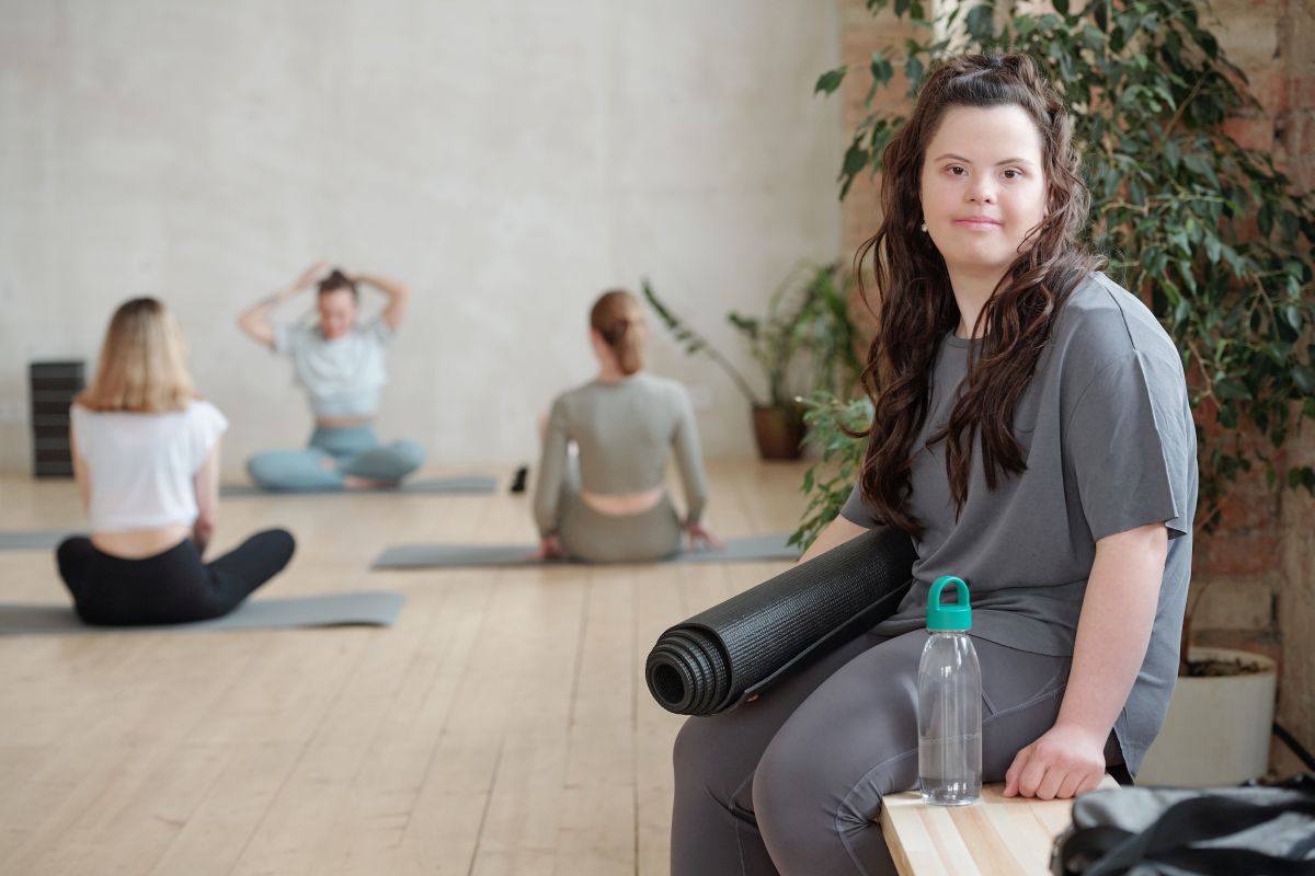 Gesundheit und Sport Junge Frau mit Downsyndrom in ihrer Jogaklasse.