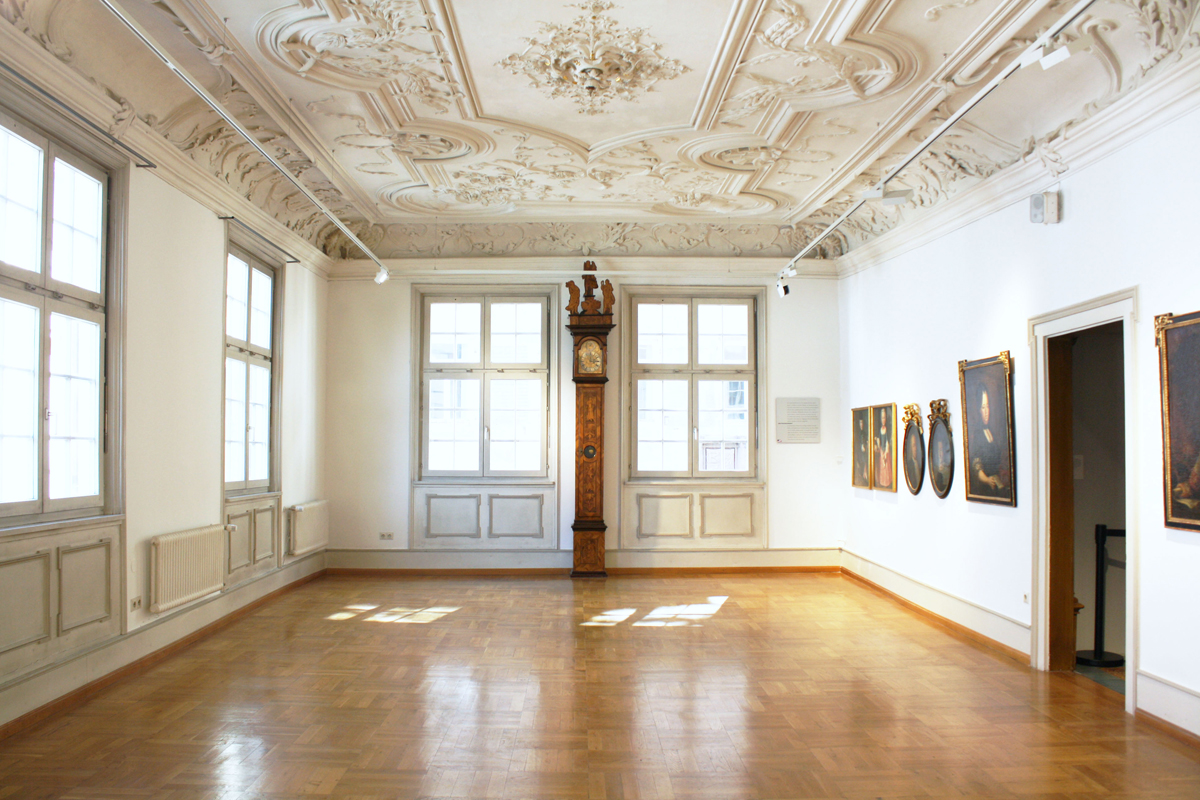 Stadtmuseum, Patrizierzimmer: großer Raum mit Parkettboden, Stuckdecke und Gemälden an den Wänden. Stadtmuseum, Patrizierzimmer: großer Raum mit Parkettboden, Stuckdecke und Gemälden an den Wänden.