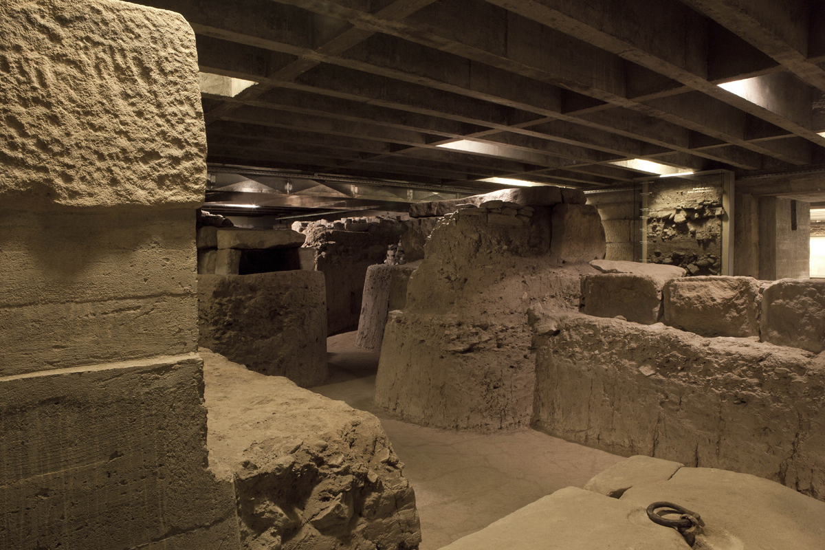 Ausgrabungsmuseum St. Dionys: Auasgegrabene Wandreste, im Hintergrund ein Säuilenstumopf Ausgrabungsmuseum St. Dionys: Auasgegrabene Wandreste, im Hintergrund ein Säuilenstumopf