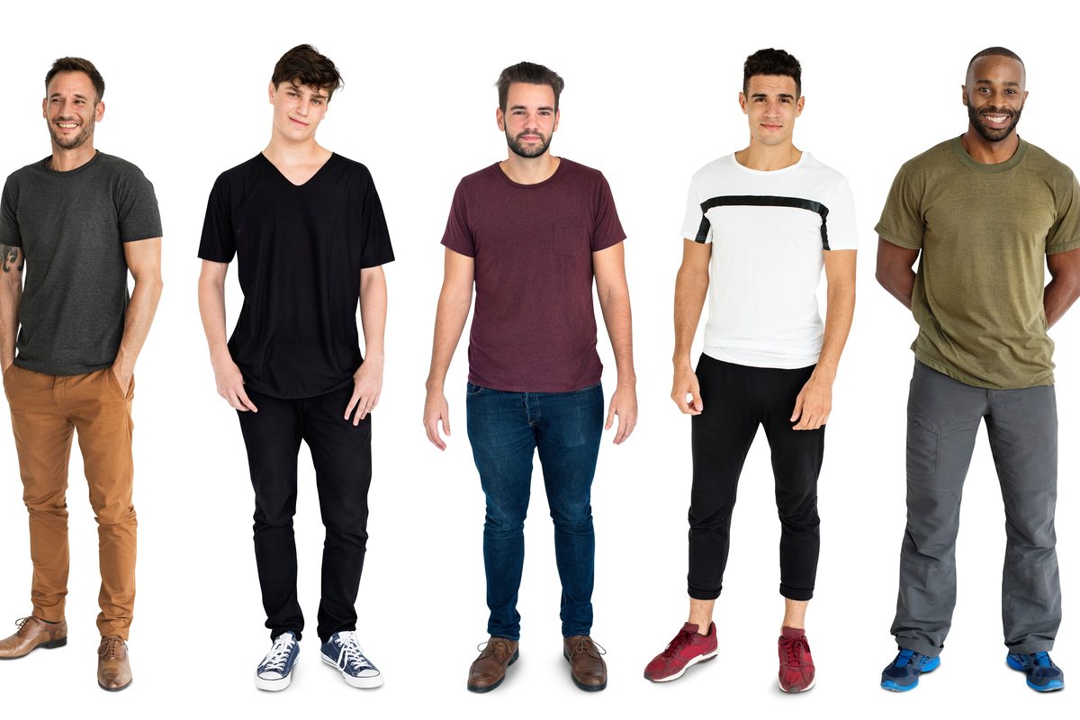Fotografie: fünf diverse Männer (Alter, Hautfarbe, Körperform) stehen nebeneinander vor hellem Hintergrund und schauen in die Kamera.