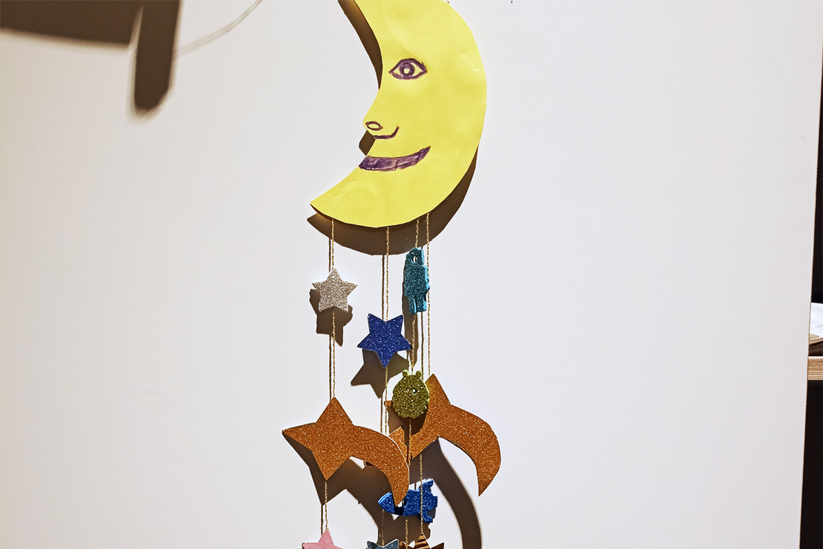 Aus Papier gebasteltes Sternmobile