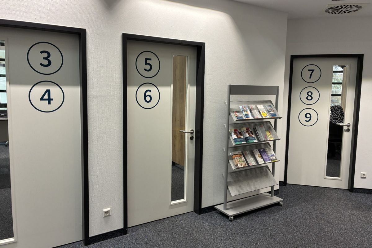 Türen im Behördenzentrum mit neuer Beschilderung
